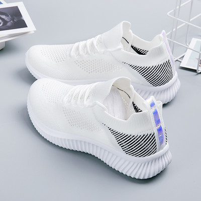 Naiste lõuendist tossud tikandite ja paeltega