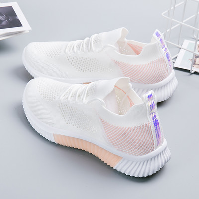 Naiste lõuendist tossud tikandite ja paeltega