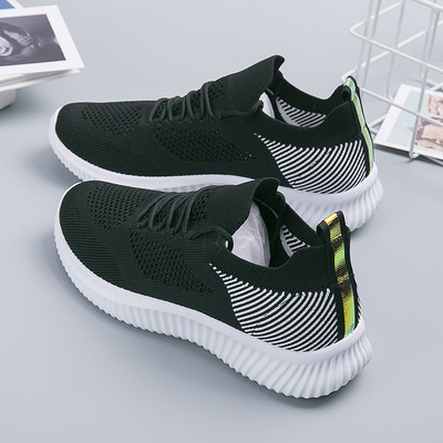 Naiste lõuendist tossud tikandite ja paeltega