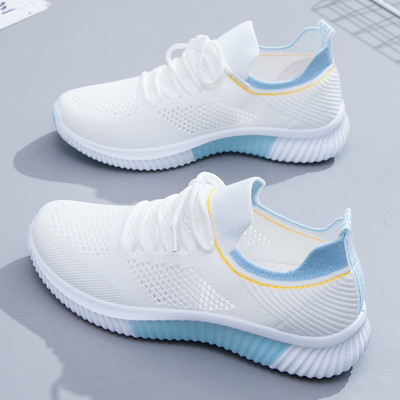 Naiste lõuendist tossud tikandite ja paeltega