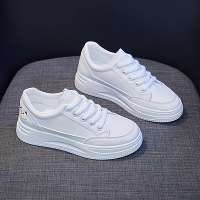 Naiste nahast tossud tikandi ja lameda tallaga