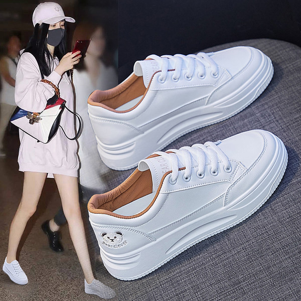 Naiste nahast tossud tikandi ja lameda tallaga