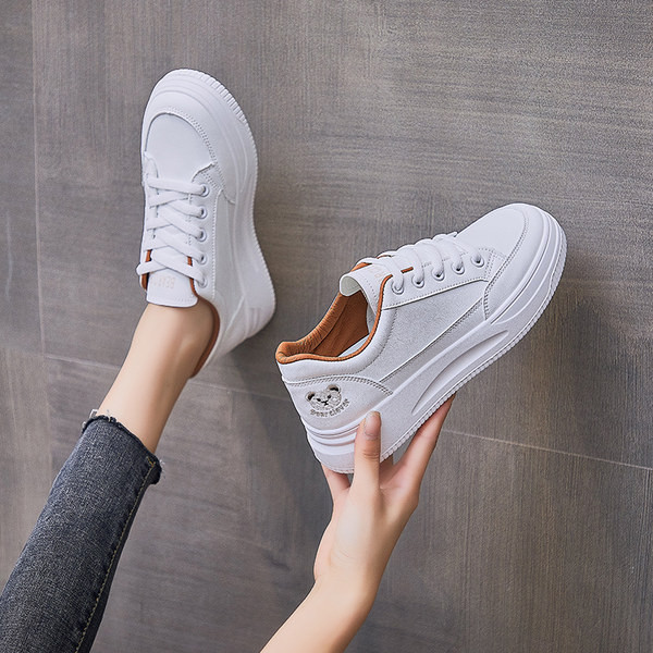 Naiste nahast tossud tikandi ja lameda tallaga