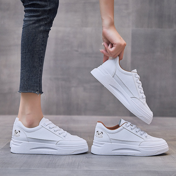 Naiste nahast tossud tikandi ja lameda tallaga