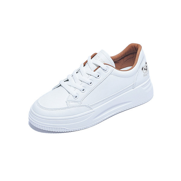 Naiste nahast tossud tikandi ja lameda tallaga