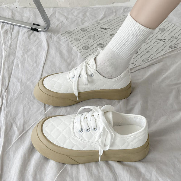 Jauns atsperu kedu modelis ar plakanu platformu