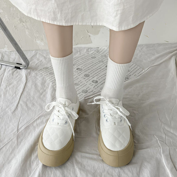 Jauns atsperu kedu modelis ar plakanu platformu