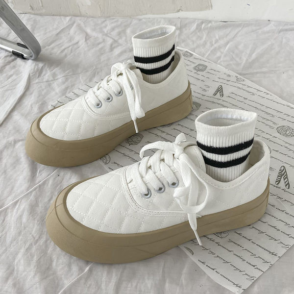 Jauns atsperu kedu modelis ar plakanu platformu