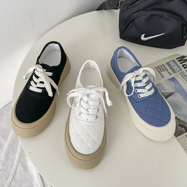 Jauns atsperu kedu modelis ar plakanu platformu