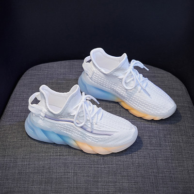 Γυναικεία αθλητικά παπούτσια σε καμβά με χρωματιστή σόλα