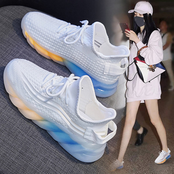 Γυναικεία αθλητικά παπούτσια σε καμβά με χρωματιστή σόλα