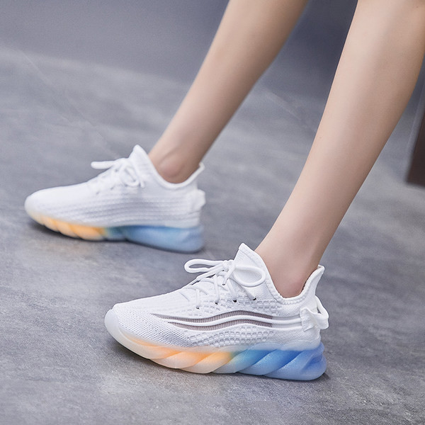 Γυναικεία αθλητικά παπούτσια σε καμβά με χρωματιστή σόλα