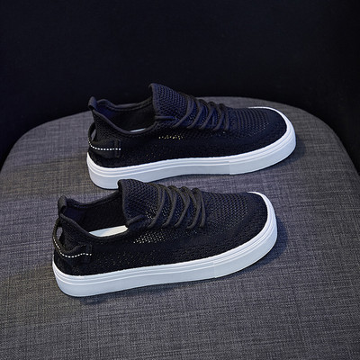 Naiste võrgust tossud paelte ja lameda tallaga