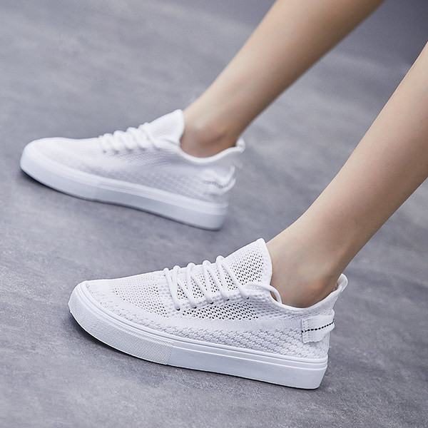 Naiste võrgust tossud paelte ja lameda tallaga