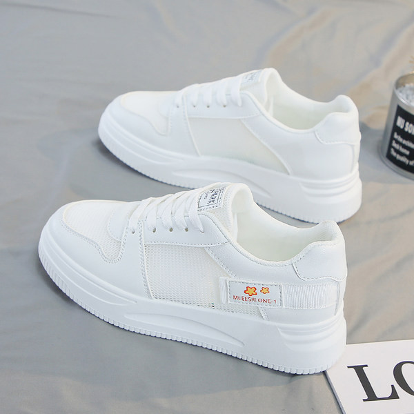 Sieviešu ikdienas kedas ar plakanu zoli un baltu emblēmu