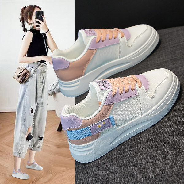 Sieviešu ikdienas kedas ar plakanu zoli un baltu emblēmu