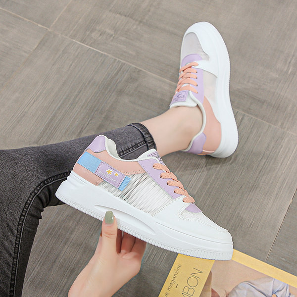 Sieviešu ikdienas kedas ar plakanu zoli un baltu emblēmu