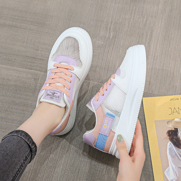 Sieviešu ikdienas kedas ar plakanu zoli un baltu emblēmu