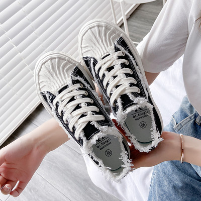 Jauns sieviešu kedu modelis ar biezām zolēm