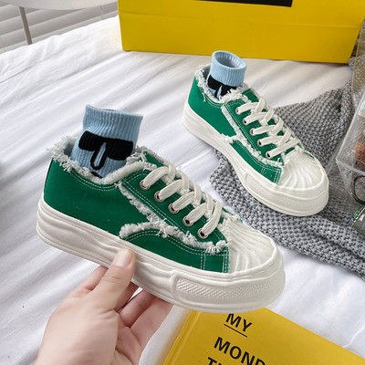 Jauns sieviešu kedu modelis ar biezām zolēm