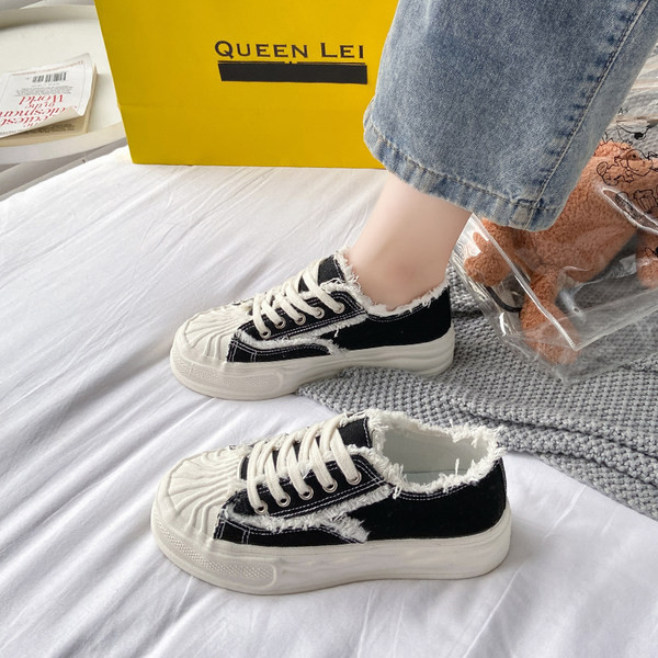 Jauns sieviešu kedu modelis ar biezām zolēm