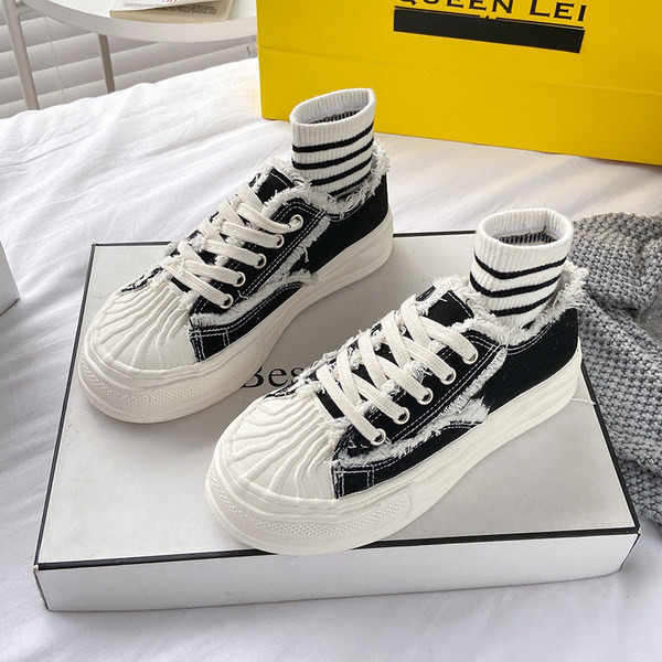 Jauns sieviešu kedu modelis ar biezām zolēm