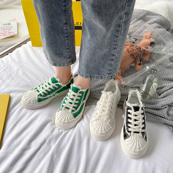 Jauns sieviešu kedu modelis ar biezām zolēm