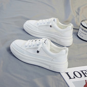 Ikdienas sieviešu kedas ar plakanu zoli baltā krāsā