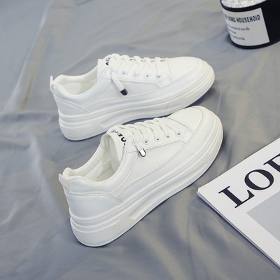 Ikdienas sieviešu kedas ar plakanu zoli baltā krāsā