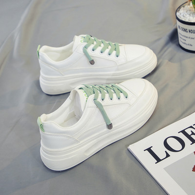 Ikdienas sieviešu kedas ar plakanu zoli baltā krāsā