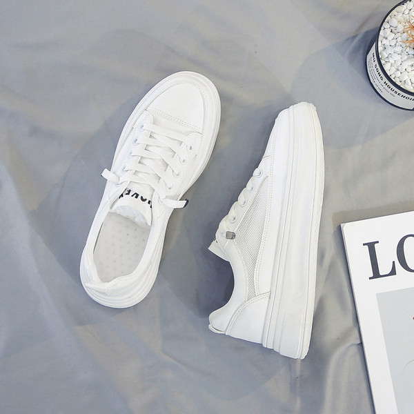 Ikdienas sieviešu kedas ar plakanu zoli baltā krāsā