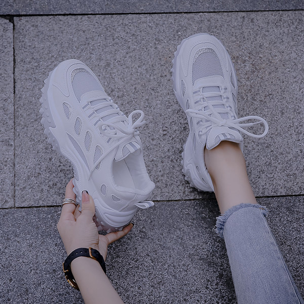 Ikdienas kedas ar raupju zoli un mežģīnēm sieviešu elpošanai