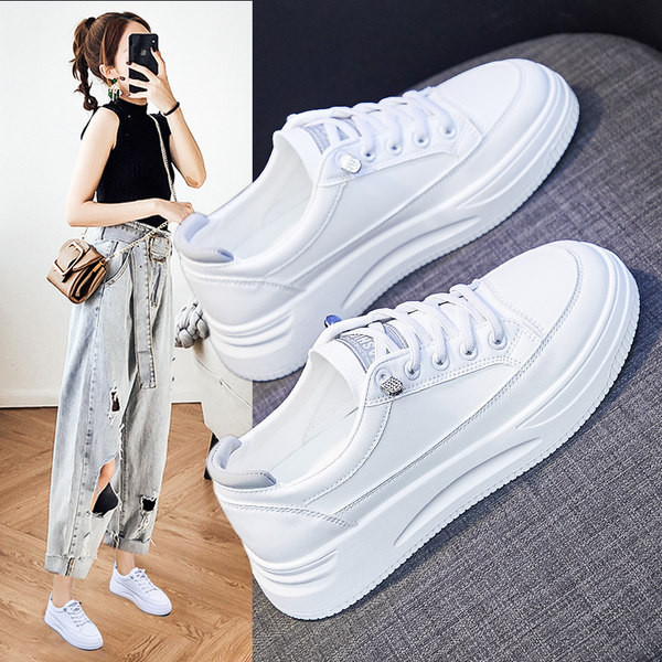 Jauns pašreizējo sieviešu kedu modelis tīrā modelī ar saitēm