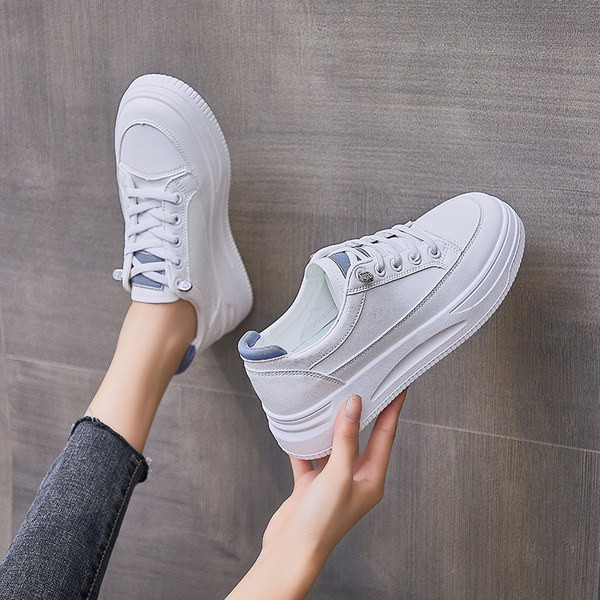 Jauns pašreizējo sieviešu kedu modelis tīrā modelī ar saitēm