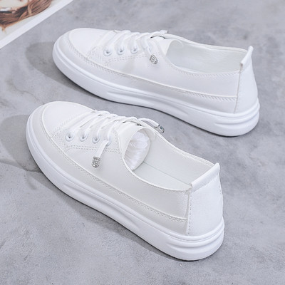 Sieviešu kedas ar plakanām zolēm un šņorēm - tīrs modelis