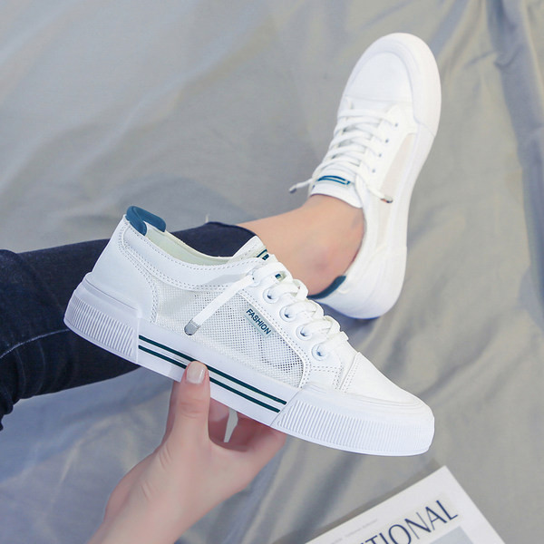 Légáteresztő női tornacipő új modellje lapos talppal, fehér színben