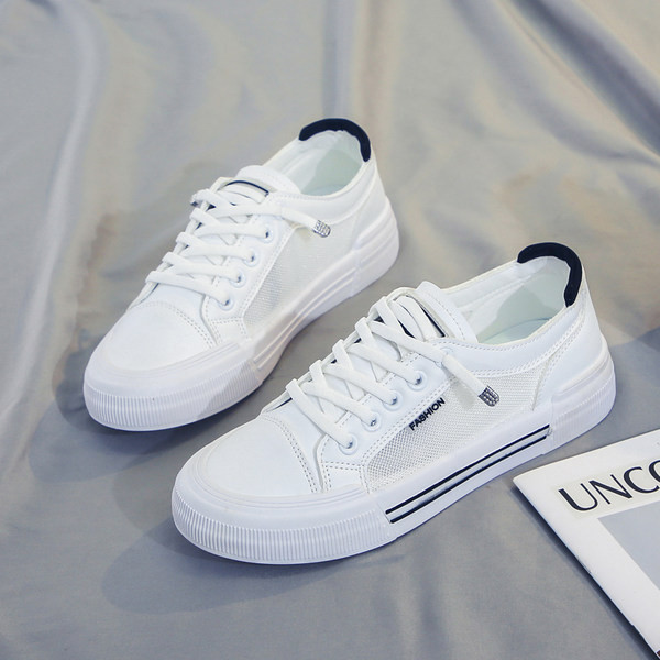 Légáteresztő női tornacipő új modellje lapos talppal, fehér színben