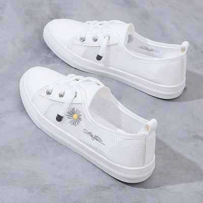 Naiste tossud kaks ökonahast ja tikandiga võrgust mudelit