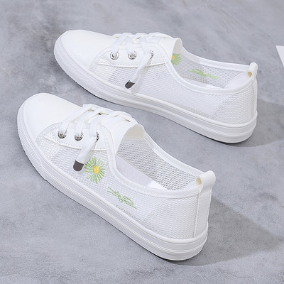 Naiste tossud kaks ökonahast ja tikandiga võrgust mudelit