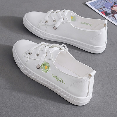 Naiste tossud kaks ökonahast ja tikandiga võrgust mudelit