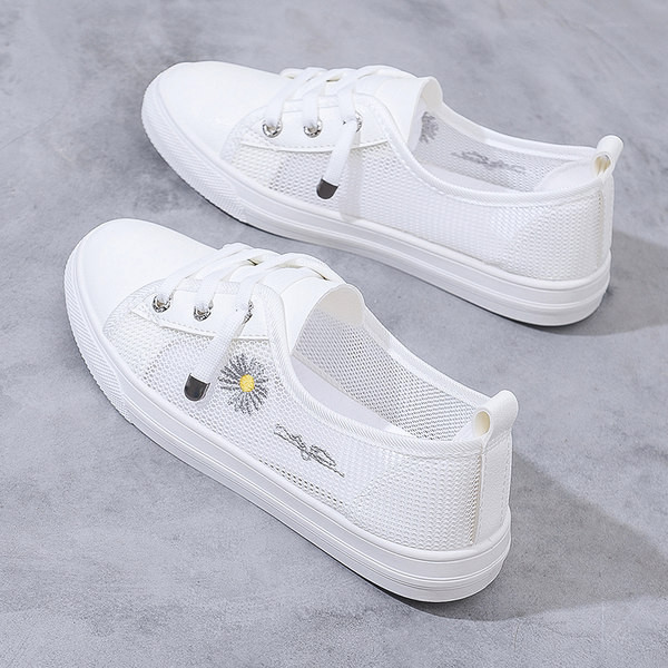 Naiste tossud kaks ökonahast ja tikandiga võrgust mudelit