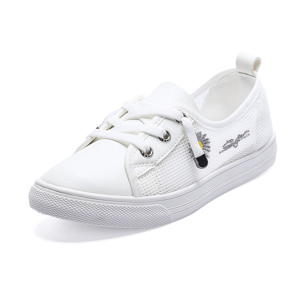 Naiste tossud kaks ökonahast ja tikandiga võrgust mudelit