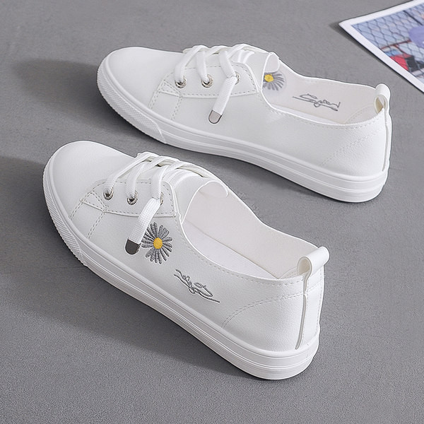 Naiste tossud kaks ökonahast ja tikandiga võrgust mudelit