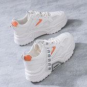 Elpojošas sieviešu kedas ar atstarojošām sloksnēm