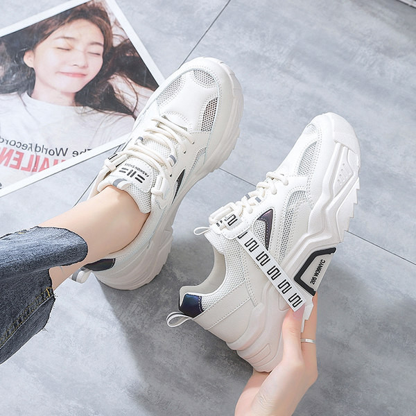 Elpojošas sieviešu kedas ar atstarojošām sloksnēm