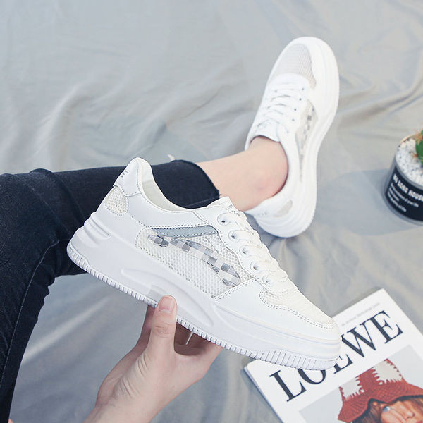 Νέο μοντέλο αναπνεύσιμα αθλητικά γυναικεία παπούτσια σε λευκό χρώμα με πλέγμα