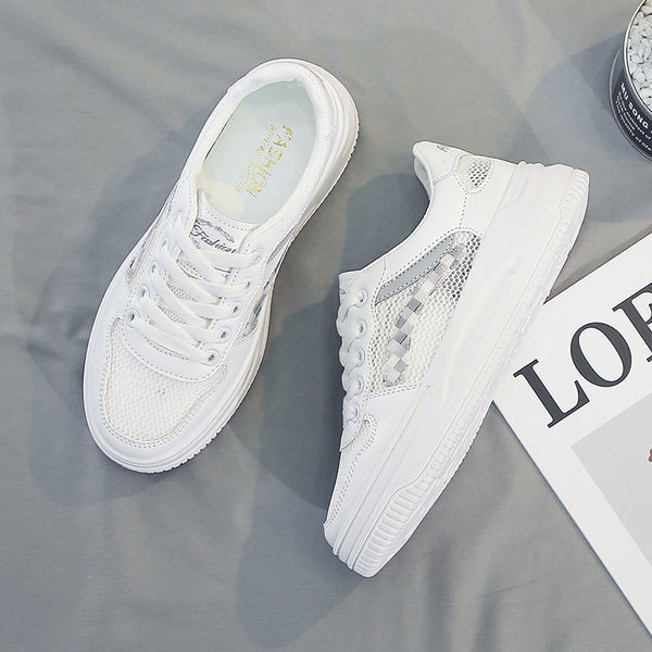 Νέο μοντέλο αναπνεύσιμα αθλητικά γυναικεία παπούτσια σε λευκό χρώμα με πλέγμα