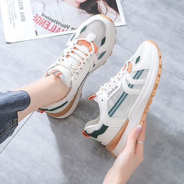 Sieviešu kedas ar plakanu zoli un sietu