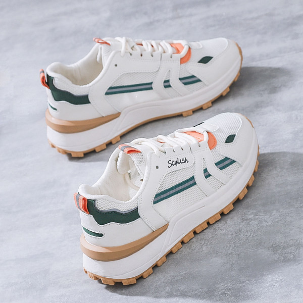 Sieviešu kedas ar plakanu zoli un sietu