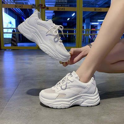 Sieviešu kedas vienkāršs modelis ar rupju zoli un šņorēm